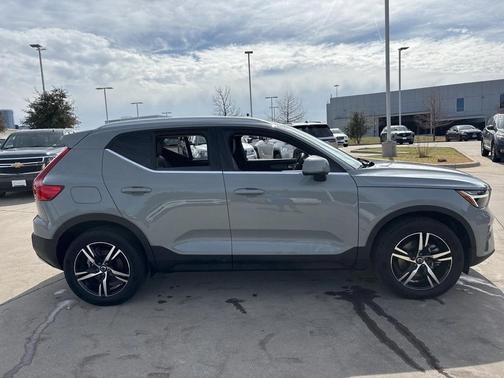 2025 Volvo XC40 B5 AWD