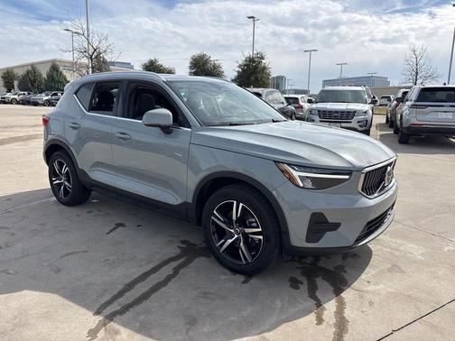 2025 Volvo XC40 B5 AWD