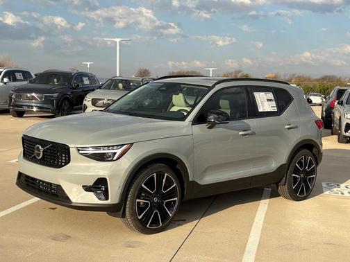 2026 Volvo XC40 B5 Plus