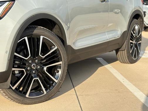 2026 Volvo XC40 B5 Plus