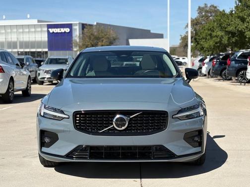 2023 Volvo S60 B5 Plus Dark Theme