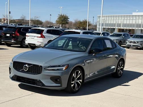 2023 Volvo S60 B5 Plus Dark Theme