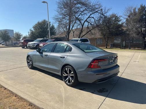 2023 Volvo S60 B5 Plus Dark Theme