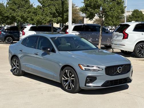 2023 Volvo S60 B5 Plus Dark Theme