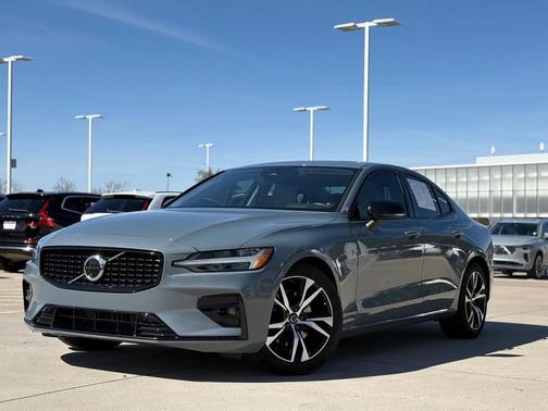 2023 Volvo S60 B5 Plus Dark Theme