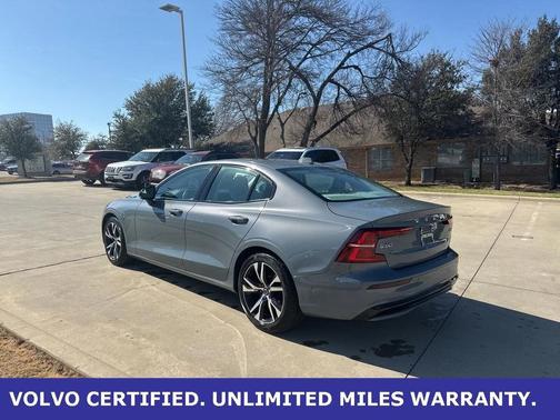 2023 Volvo S60 B5 Plus Dark Theme