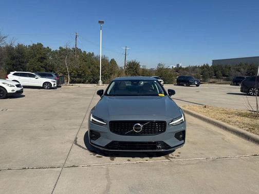 2023 Volvo S60 B5 Plus Dark Theme