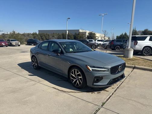 2023 Volvo S60 B5 Plus Dark Theme