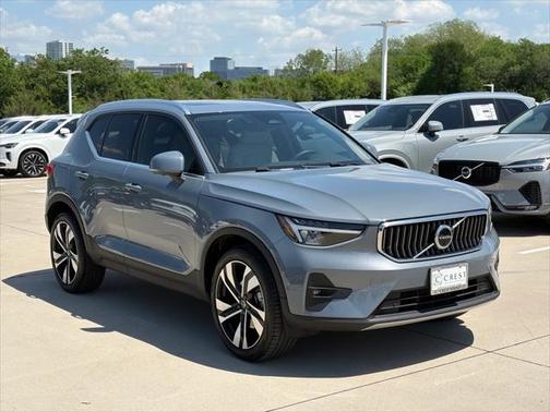 2023 Volvo XC40 B5 Plus Bright Theme