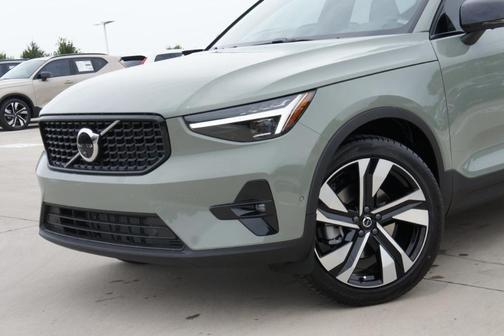 2025 Volvo XC40 B5 Plus Dark Theme