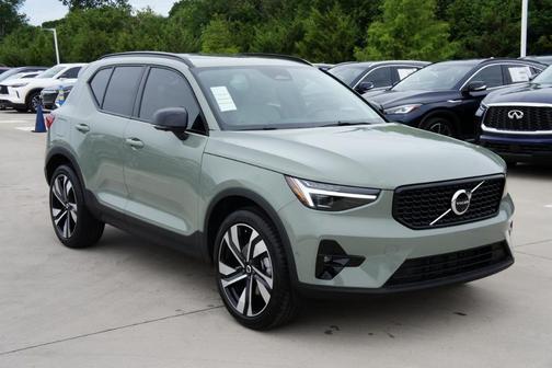 2025 Volvo XC40 B5 Plus Dark Theme