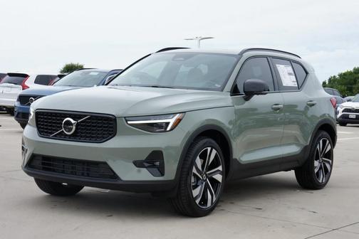 2025 Volvo XC40 B5 Plus Dark Theme