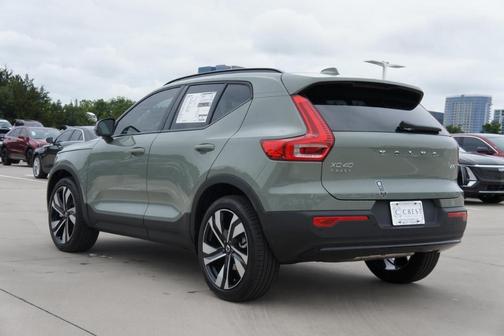 2025 Volvo XC40 B5 Plus Dark Theme