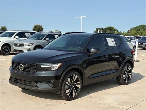 2025 Volvo XC40 B5 Plus Dark Theme