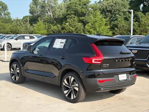2025 Volvo XC40 B5 Plus Dark Theme