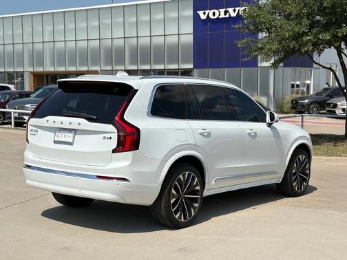 2023 Volvo XC40 B5 Plus Bright Theme