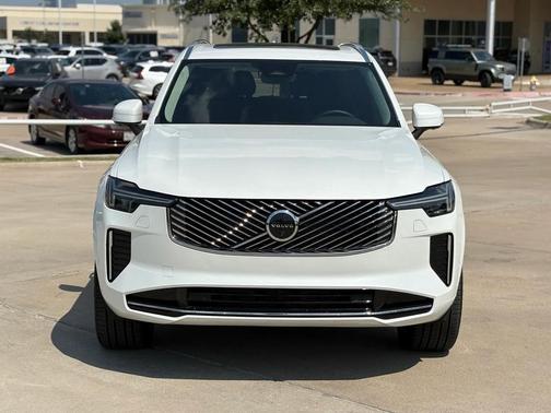 2023 Volvo XC40 B5 Plus Bright Theme