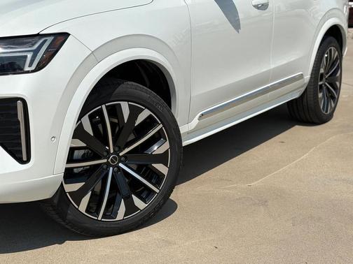 2023 Volvo XC40 B5 Plus Bright Theme