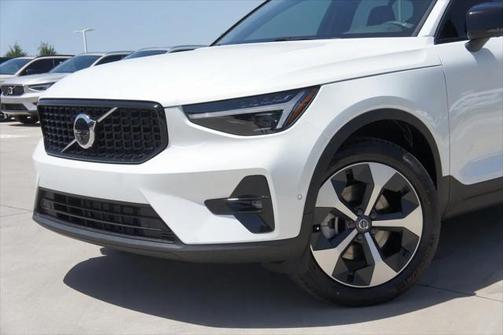 2025 Volvo XC40 B5 Plus Bright Theme
