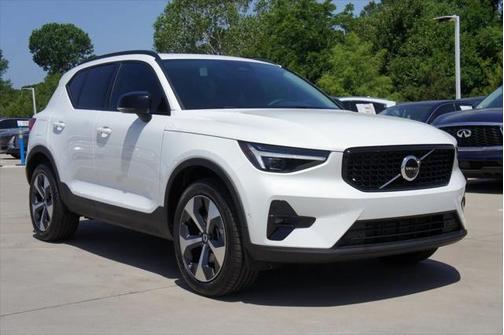 2025 Volvo XC40 B5 Plus Bright Theme