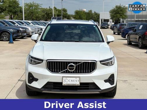 Crystal White Metallic 2023 Volvo XC40 B5 Plus Bright Theme