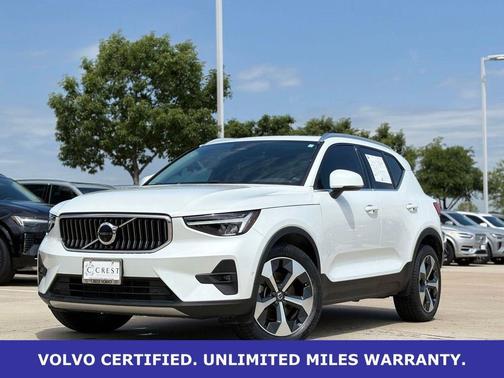 Crystal White Metallic 2023 Volvo XC40 B5 Plus Bright Theme