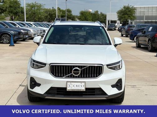 Crystal White Metallic 2023 Volvo XC40 B5 Plus Bright Theme
