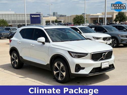 Crystal White Metallic 2023 Volvo XC40 B5 Plus Bright Theme