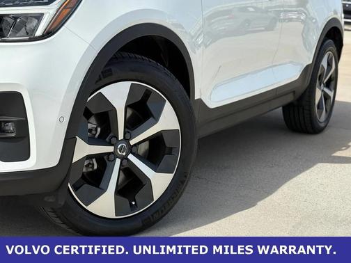 2025 Volvo XC40 B5 Plus Bright Theme