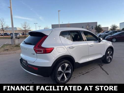 2025 Volvo XC40 B5 Plus Bright Theme