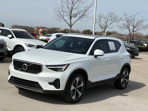 2025 Volvo XC40 B5 Plus Bright Theme