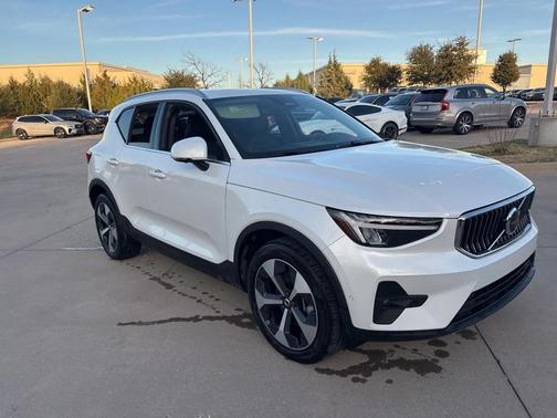2025 Volvo XC40 B5 Plus Bright Theme