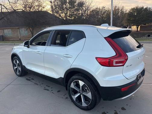 2025 Volvo XC40 B5 Plus Bright Theme