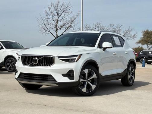 2025 Volvo XC40 B5 Plus Bright Theme