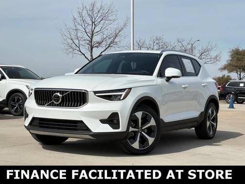 2025 Volvo XC40 B5 Plus Bright Theme