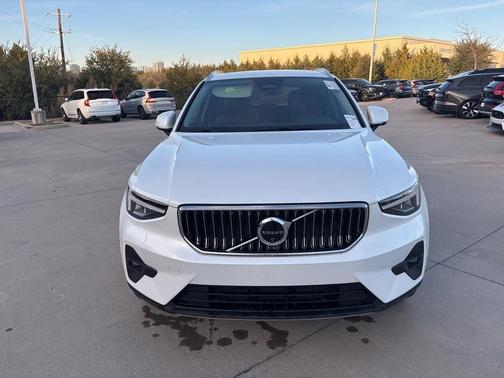 2025 Volvo XC40 B5 Plus Bright Theme