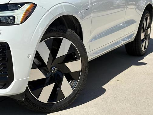 2023 Volvo XC60 Recharge Plug-In Hybrid T8 Plus Dark Theme