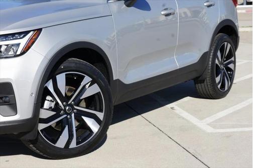 2025 Volvo XC40 B5 Plus Bright Theme