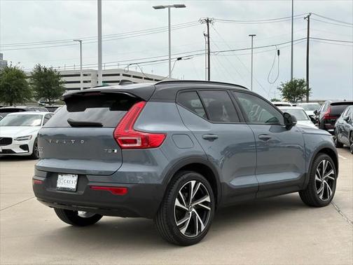 2022 Volvo XC40 T5 R-Design