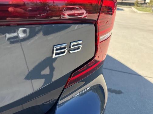 2024 Volvo S60 B5 Dark Theme