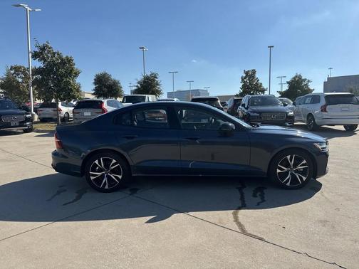 2024 Volvo S60 B5 Dark Theme