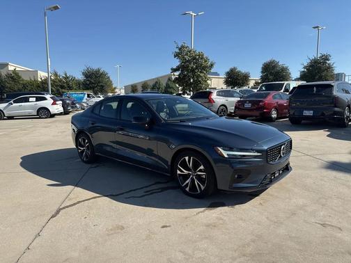 2024 Volvo S60 B5 Dark Theme