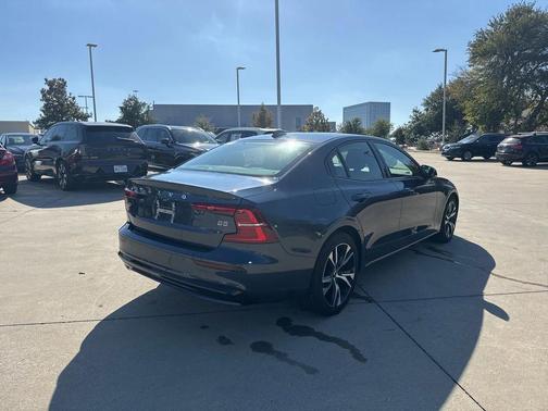 2024 Volvo S60 B5 Dark Theme