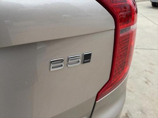 2024 Volvo XC90 B5 Plus