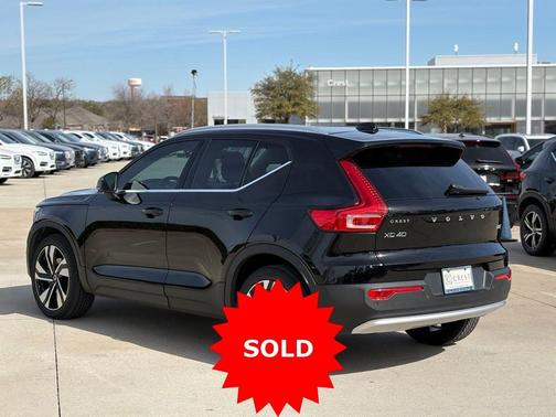 Onyx Black Metallic 2023 Volvo XC40 Ultimate