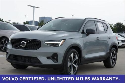 2025 Volvo XC40 B5 Plus Dark Theme