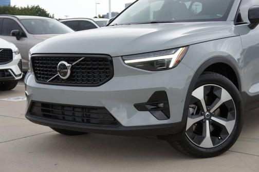 2025 Volvo XC40 B5 Plus Dark Theme