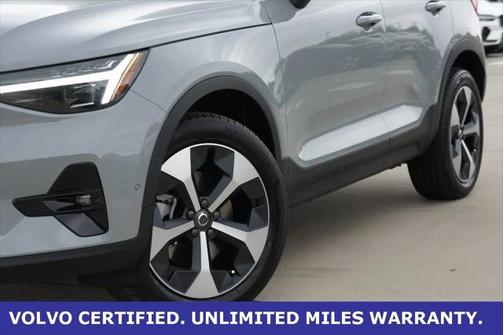 2025 Volvo XC40 B5 Plus Dark Theme
