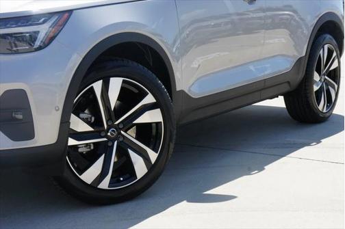 2025 Volvo XC40 B5 Plus Bright Theme