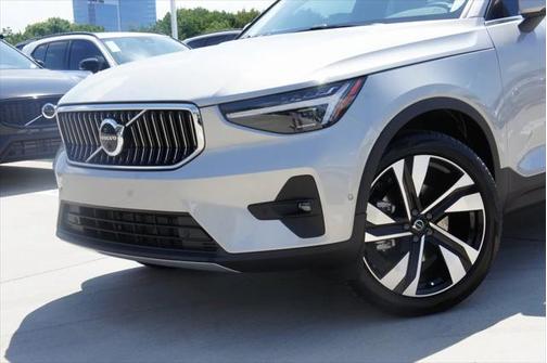 2025 Volvo XC40 B5 Plus Bright Theme